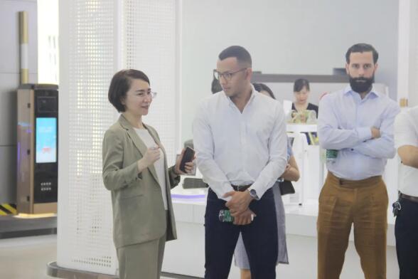 龔衛(wèi)寧副董事長(zhǎng)向拉美國(guó)家嘉賓詳細(xì)介紹了百勝門控類產(chǎn)品