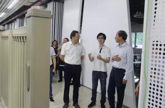 劉副總向領(lǐng)導(dǎo)一行介紹產(chǎn)品的特性、優(yōu)勢(shì)及應(yīng)用場(chǎng)景