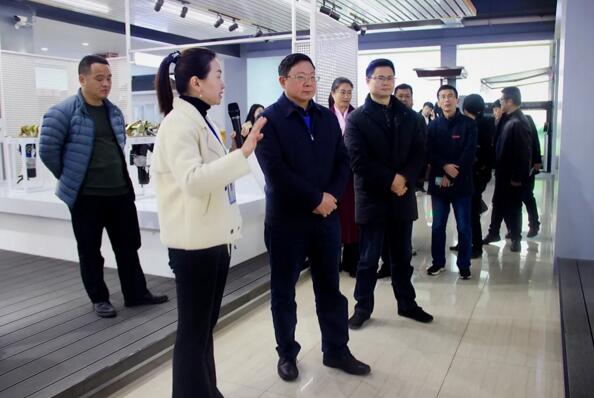 南航黨委領導一行在“平安校園”場景展示區(qū)駐足、問詢