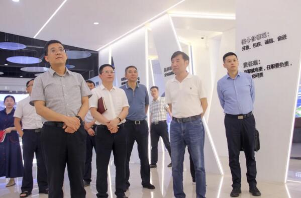 省金融監(jiān)管局副局長駱小林等領(lǐng)導(dǎo)一行在董事長劉潤根的陪同下參觀了公司展廳