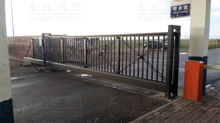 南北德信懸浮門安裝在集安市合泰機(jī)電貿(mào)易有限公司大門口