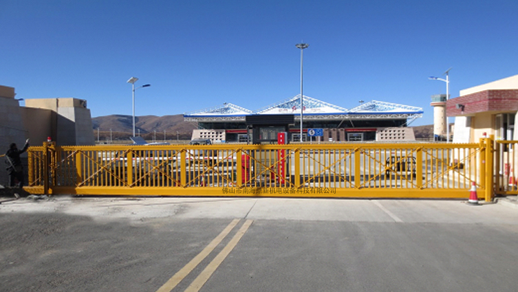 四川阿壩州紅原機(jī)場(chǎng)選用南北德信懸浮門是明智之舉