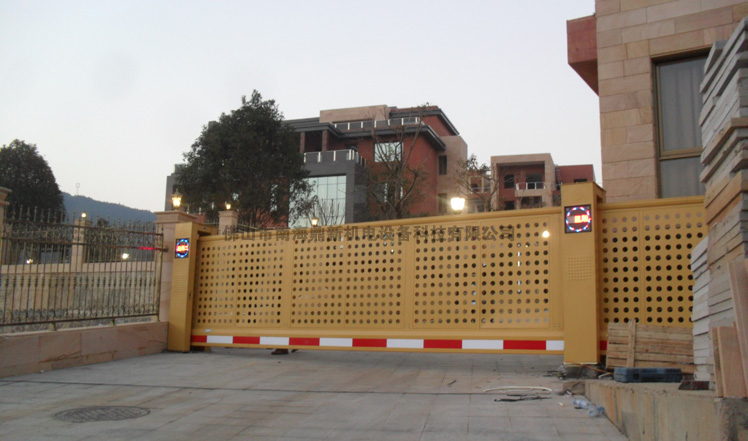 南北德信為南平市某別墅小區(qū)大門(mén)口增添亮麗懸浮門(mén)