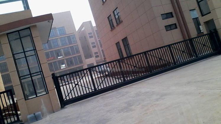 南北德信懸浮門(mén)在金華鼎杰服飾有限公司的高效應(yīng)用