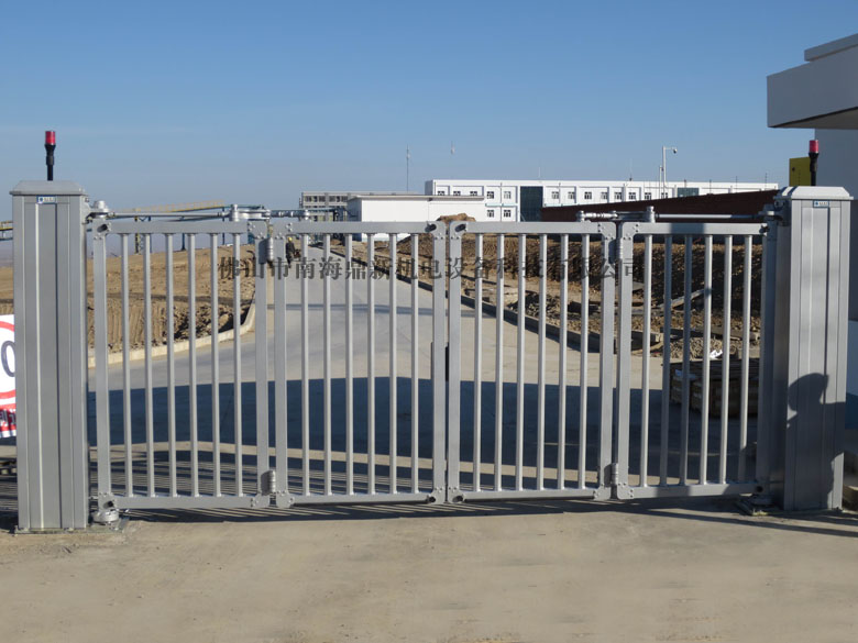 熱烈祝賀南北德信懸浮門(mén)進(jìn)駐新疆新特新能建材有限公司大門(mén)口