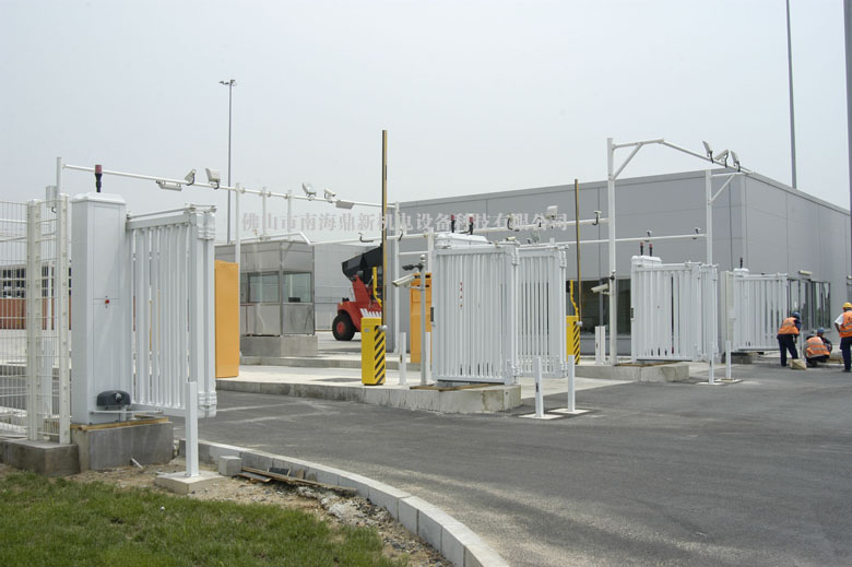 南北德信懸浮門(mén)在華晨寶馬新工廠大門(mén)口安裝成功工程案例