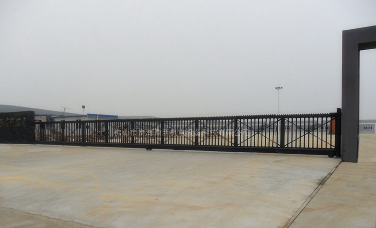 南北德信20米懸浮門(mén)在成都華陽(yáng)物流大門(mén)口安裝成功工程案例