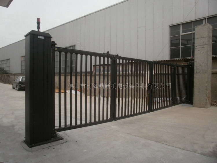 祝賀南北德信懸浮門(mén)閃亮在江蘇靖江三鵬模具制造有限公司大門(mén)口