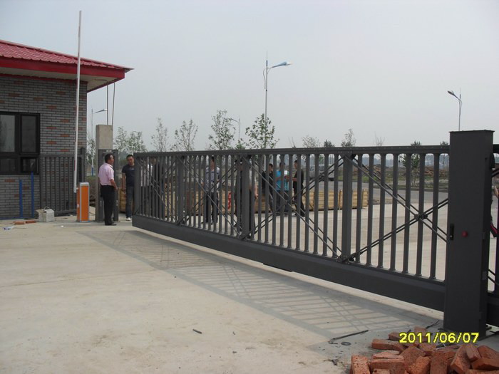 南北德信懸浮折疊門在長春市金星裝飾材料有限公司大門口展示