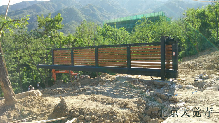 北京大覺(jué)寺智能無(wú)軌懸浮門案例 - 中出網(wǎng)-智能出入口與停車充電門戶