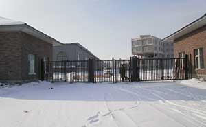 長春新華通制藥設(shè)備有限公司智能無軌懸浮門工程案例 - 中出網(wǎng)-智能出入口與停車充電門戶