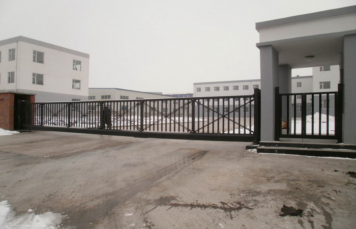 吉林卡倫鑫利達糊精廠智能無軌懸浮門工程案例 - 中出網(wǎng)-智能出入口與停車充電門戶