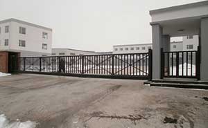 吉林卡倫鑫利達糊精廠智能無軌懸浮門工程案例 - 中出網(wǎng)-智能出入口與停車充電門戶