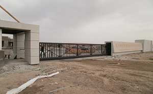 新疆圖木舒克市前海棉紡織有限責(zé)任公司智能無(wú)軌懸浮門(mén)工程案例 - 中出網(wǎng)-智能出入口與停車(chē)充電門(mén)戶