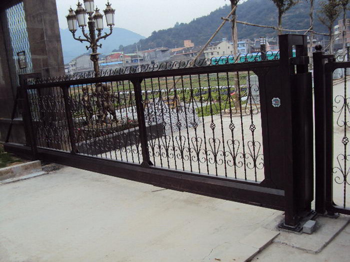 溫州市巨溪鎮(zhèn)康樂(lè)山莊智能無(wú)軌懸浮門工程案例 - 中出網(wǎng)-智能出入口與停車充電門戶