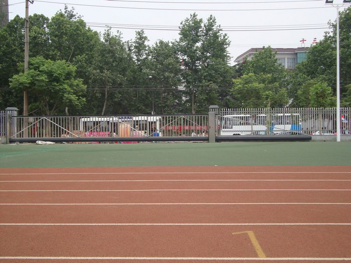 邯鄲市峰峰礦區(qū)市十三中學(xué)體育場智能無軌懸浮門工程案例 - 中出網(wǎng)-智能出入口與停車充電門戶