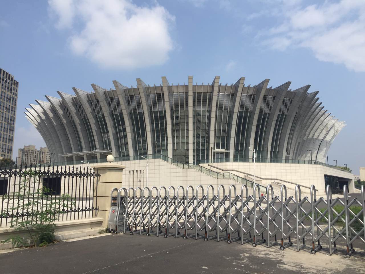 浙江工商大學(xué)智能安全伸縮平移門工程案例 - 中出網(wǎng)-智能出入口與停車充電門戶