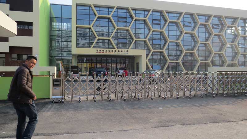 蘇州市吳江區(qū)橫扇幼兒園-雄鷹B智能安全伸縮平移門工程案例 - 中出網(wǎng)-智能出入口與停車充電門戶
