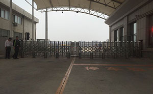 大連機(jī)場(chǎng)智能安全伸縮平移門工程案例 - 中出網(wǎng)-智能出入口與停車充電門戶