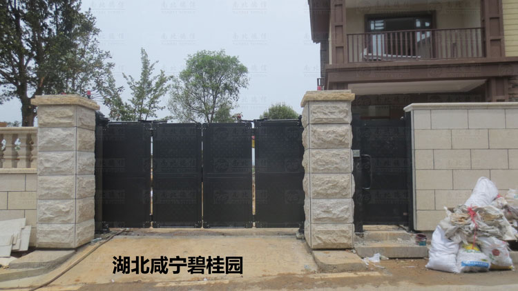 湖北咸寧碧桂園1-開(kāi)泰LP智能懸折門(mén)案例 - 中出網(wǎng)-智能出入口與停車(chē)充電門(mén)戶(hù)