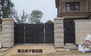 湖北咸寧碧桂園1-開(kāi)泰LP智能懸折門(mén)案例 - 中出網(wǎng)-智能出入口與停車(chē)充電門(mén)戶(hù)