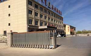 嘉世源酒店伸縮門案例 - 中出網(wǎng)-智能出入口與停車充電門戶