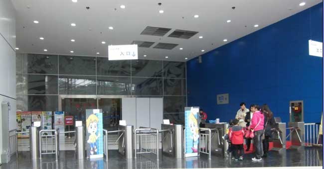 廣西科技館-橋式圓弧三輥閘案例 - 中出網(wǎng)-智能出入口與停車充電門戶