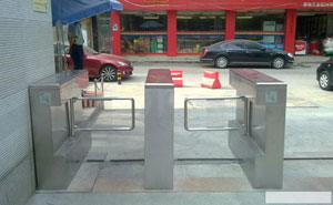 溫州黎明工業(yè)區(qū)26號對面世紀華聯(lián)超市通道閘案例 - 中出網(wǎng)-智能出入口與停車充電門戶