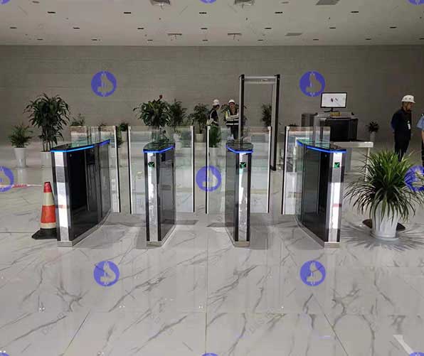 SK海力士半導(dǎo)體（重慶）速通門(mén)項(xiàng)目案例—翼閘SR-1400系列 - 中出網(wǎng)-智能出入口與停車充電門(mén)戶