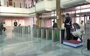 遼寧廣播電視臺企業(yè)一卡通二期項目通道閘案例 - 中出網(wǎng)-智能出入口與停車充電門戶