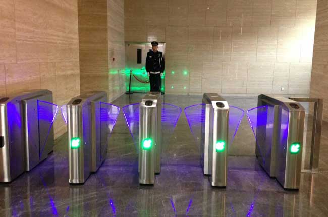 沈陽瑞鼎華航大廈通道閘案例 - 中出網(wǎng)-智能出入口與停車充電門戶