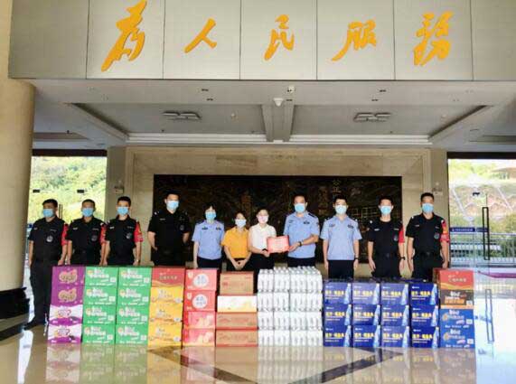 安麟向區(qū)公安局捐贈了一批防疫物資