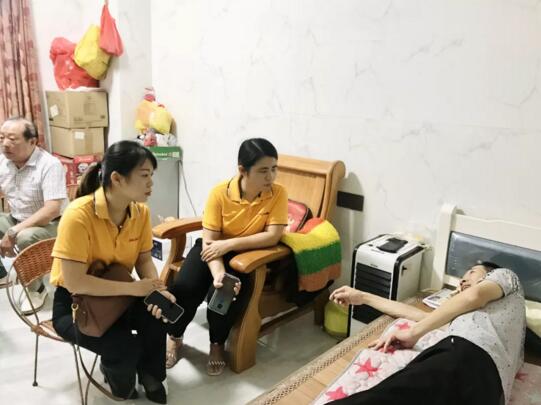 安麟工會主席張小敏及售后部經(jīng)理魏燕代表公司到家中探望慰問