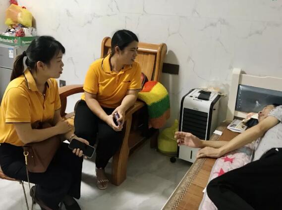 安麟工會主席張小敏及售后部經(jīng)理魏燕代表公司到家中探望慰問