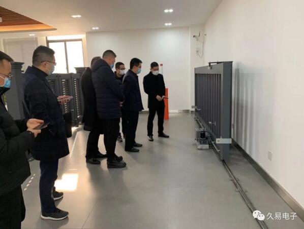 于市長一行參觀了久易電子樣品展示廳及智能化生產車間