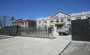 哈爾濱市大用鎮(zhèn)政府伸縮門工程案例 - 中出網-智能出入口與停車充電門戶