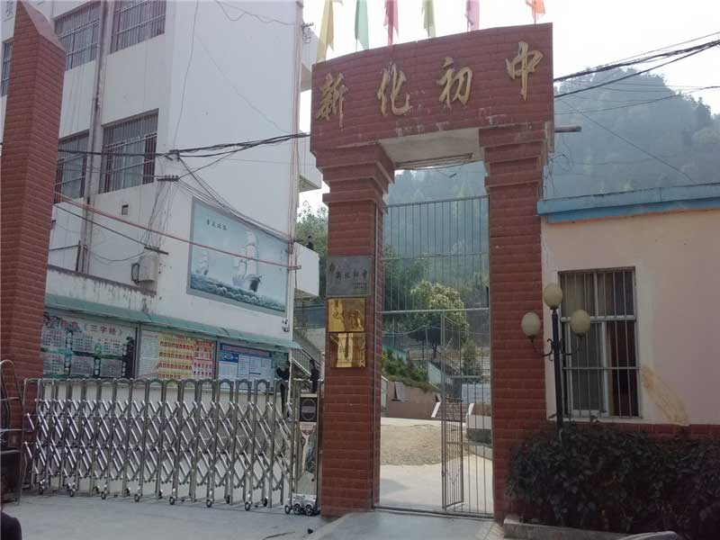 百色新化中學(xué)電動(dòng)伸縮門案例 - 中出網(wǎng)-智能出入口與停車充電門戶