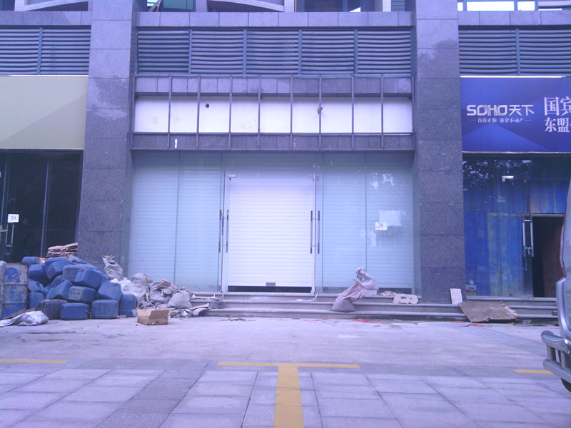 商鋪電動鋁合金卷簾門案例 - 中出網(wǎng)-智能出入口與停車充電門戶