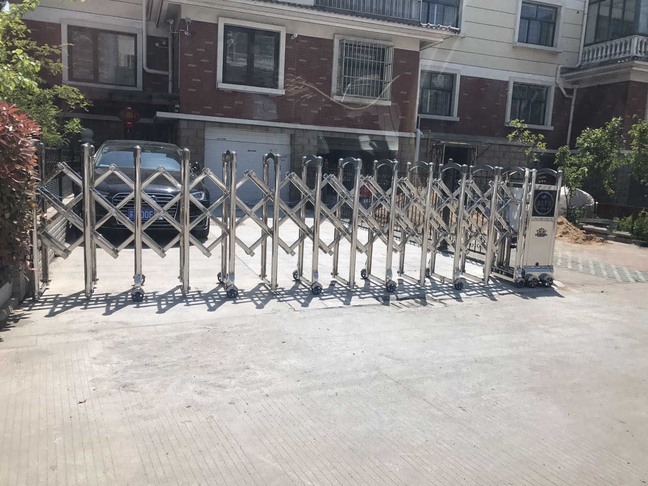 香榭麗小別墅電動伸縮門案例 - 中出網(wǎng)-智能出入口與停車充電門戶