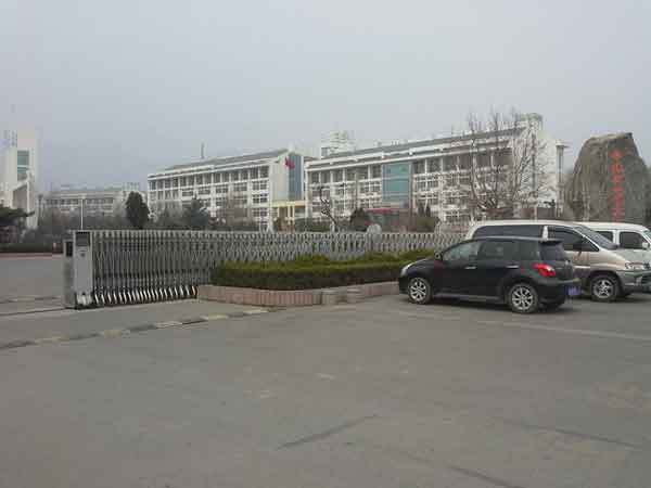 泰安泰山職業(yè)技術(shù)學(xué)院伸縮門案例 - 中出網(wǎng)-智能出入口與停車充電門戶