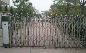 咸陽卓越塑料印務(wù)電動伸縮門案例