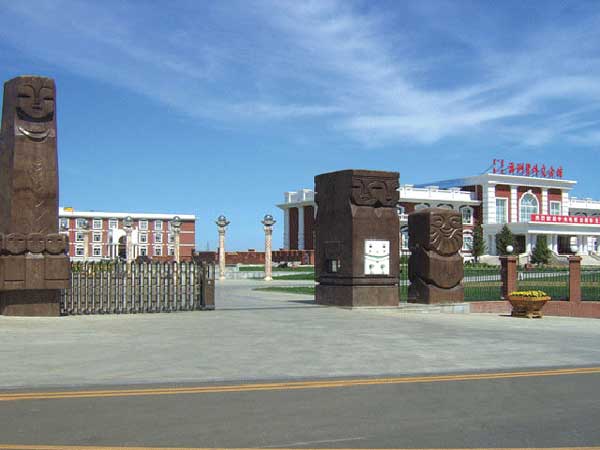 呼倫貝爾滿洲里外交會館電動伸縮門案例 - 中出網(wǎng)-智能出入口與停車充電門戶