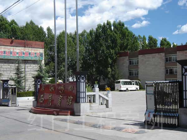 拉薩西藏賓館電動伸縮門案例 - 中出網(wǎng)-智能出入口與停車充電門戶