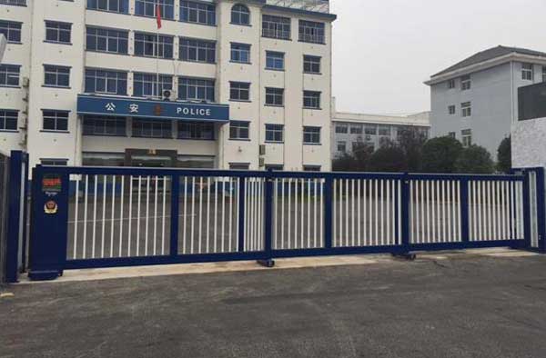 咸寧橫溝橋派出所伸縮門(mén)案例 - 中出網(wǎng)-智能出入口與停車(chē)充電門(mén)戶(hù)