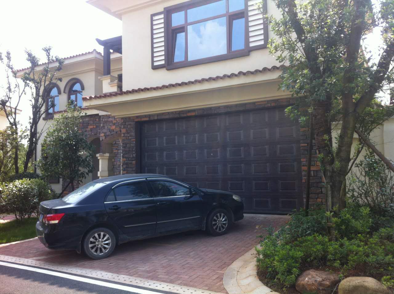 國(guó)際灰湯溫泉旅游區(qū)車(chē)庫(kù)門(mén)案例 - 中出網(wǎng)-智能出入口與停車(chē)充電門(mén)戶(hù)