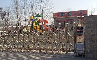 盛世昌?。蛻舭咐?-電動(dòng)伸縮門）——杉水生態(tài)幼兒園 - 中出網(wǎng)-智能出入口與停車充電門戶