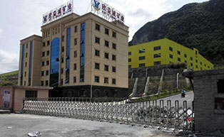 盛世昌?。蛻舭咐?-電動伸縮門）--欣益誠礦業(yè) - 中出網(wǎng)-智能出入口與停車充電門戶