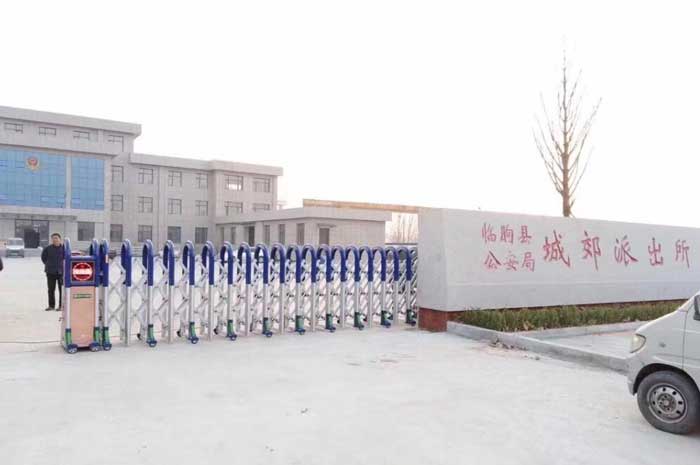 臨朐縣城郊派出所伸縮門案例 - 中出網(wǎng)-智能出入口與停車充電門戶