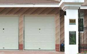 株洲石峰區(qū)盤龍社區(qū)車庫門案例 - 中出網(wǎng)-智能出入口與停車充電門戶