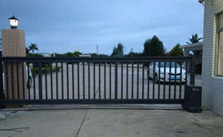 廣東省汕尾大哥大服裝廠平移門(mén)工程案例